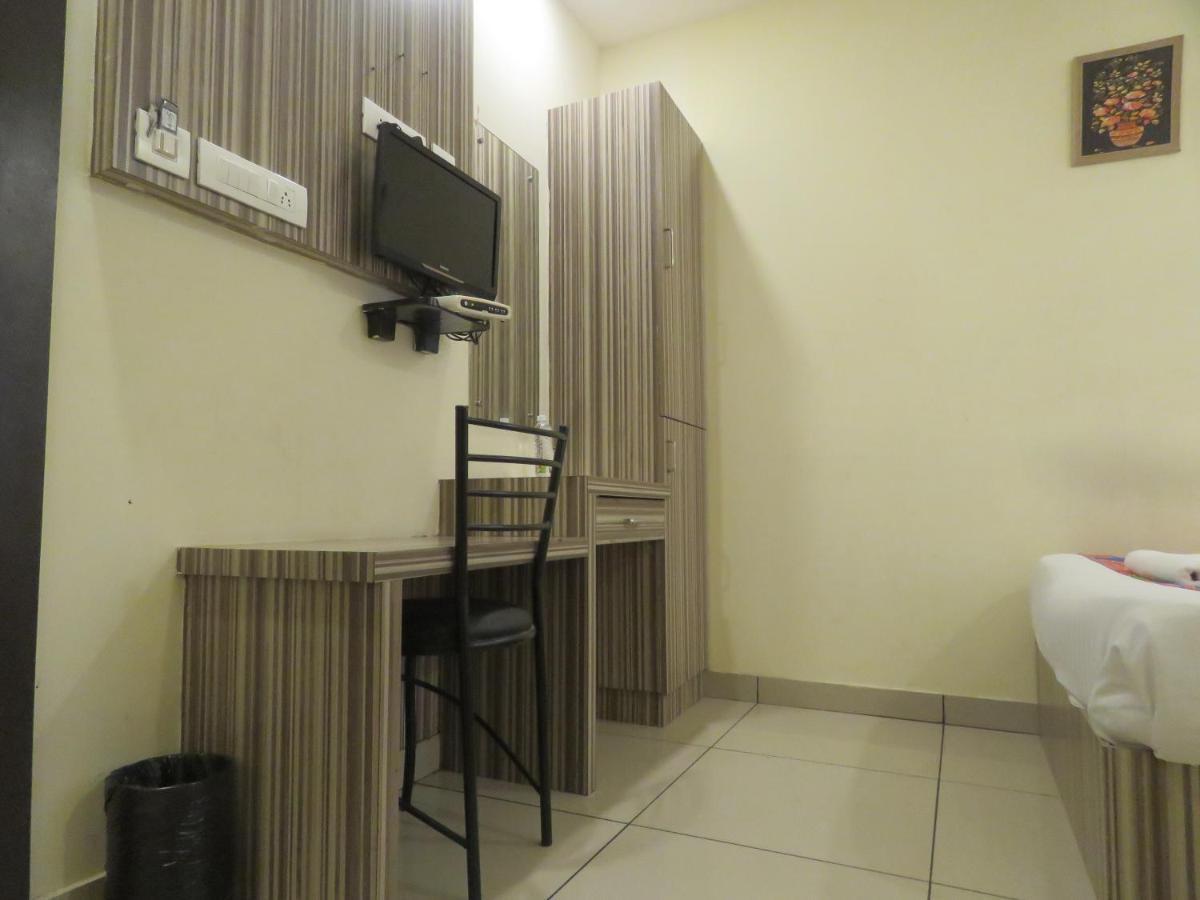 Hotel Reegate Inn Near South Railway Station Kochi Exterior photo
